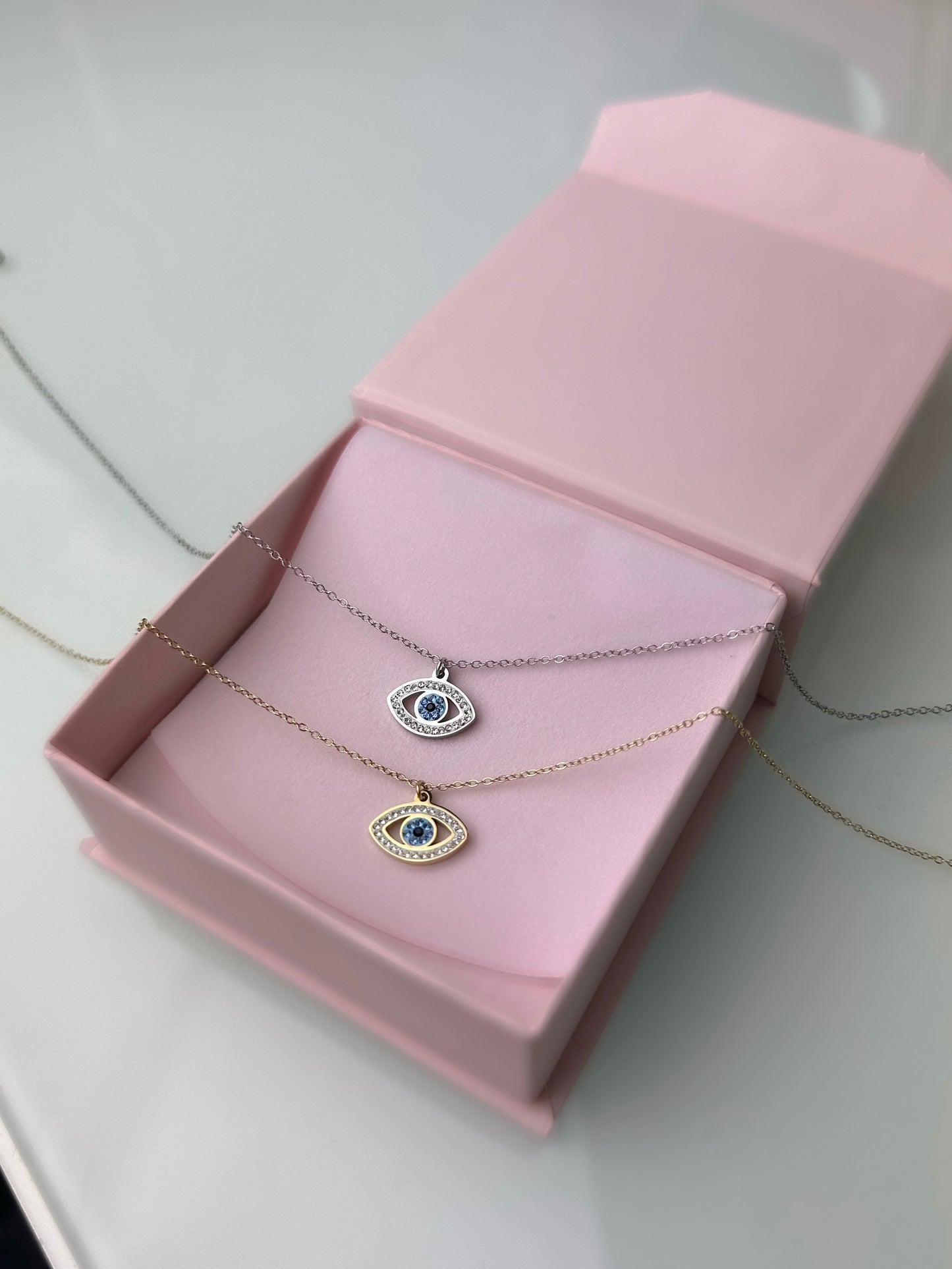 COLLIER EYES