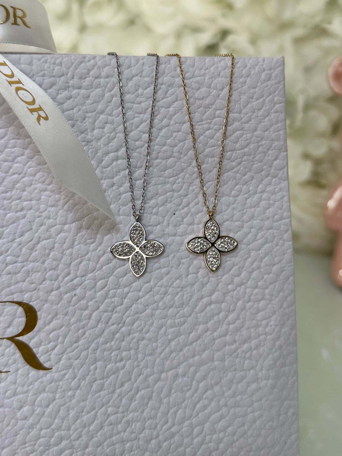 COLLIER NINA
